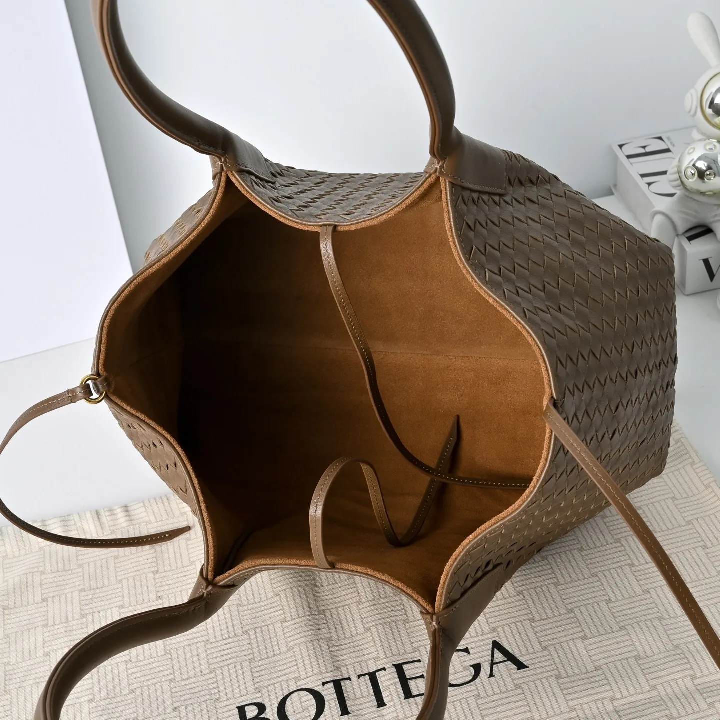 Batch 1860 Bv 2025 early spring series Pinacoteca medium tote handbag. The front is made of classic Intreccia woven cow leather. It is low-key and luxurious. The flip side is made of warm suede. It instantly switches to a lazy and casual style. It has a large interior capacity. It is no pressure to carry a computer for commuting. It is also thoughtfully matched with a small detachable bag. It is full of security. The woven texture is so delicate that you can't put it down. The highlight is that it is super versatile. Come and get your new bag😝 Model: 4371 Size: 34*20*14cm